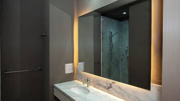 Habitación estándar con 2 camas individuales | Baño | Ducha, secador de pelo y toallas