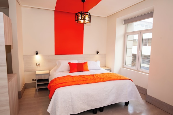 Kamar Double Standar, 1 Tempat Tidur King | Meja kerja, ruang kerja ramah laptop, dan setrika/meja setrika