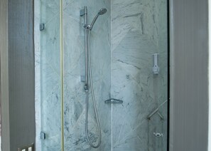 Standaard tweepersoonskamer, 1 kingsize bed | Badkamer | Een douche, een haardroger, handdoeken