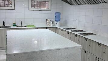 Four, batterie de cuisine, vaisselle et ustensiles