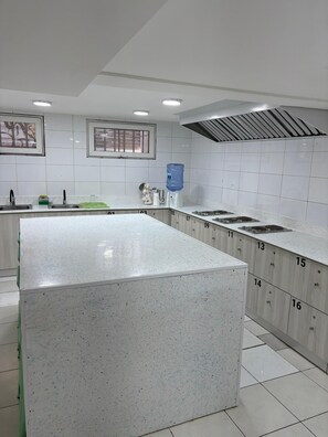 Ovn, køkkentøj/tallerkener/redskaber