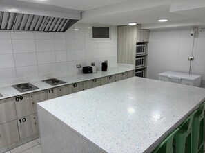 Four, batterie de cuisine, vaisselle et ustensiles