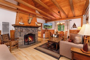 Cabane, 2 chambres, vue montagne | Salle de séjour | TV connectée de 32 pouces avec chaînes numériques, Hulu, lecteur de DVD