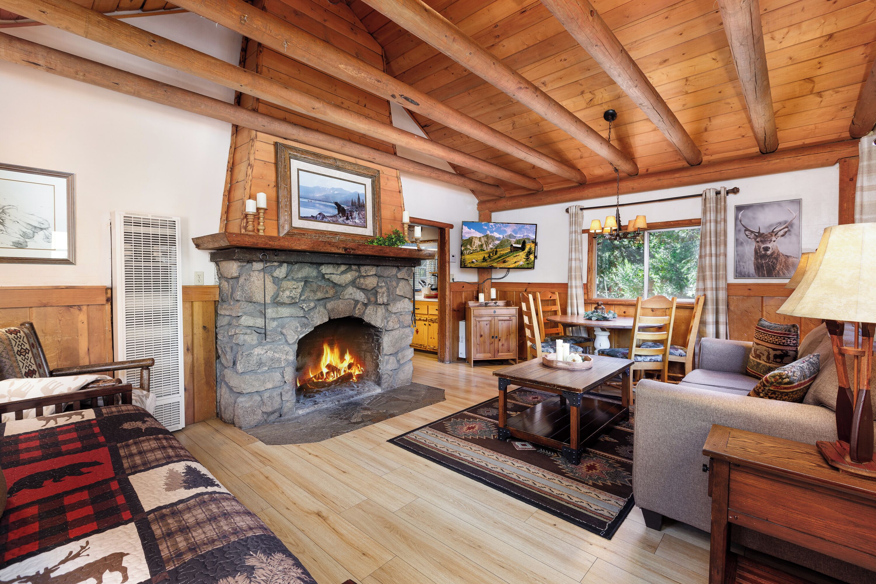 Cabin, 2 Bedrooms, Mountain View | Ruang tamu | 32 inci sebuah televisyen pintar dengan digital, Hulu, pemain DVD