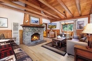 Huisje, 2 slaapkamers, uitzicht op bergen | Woonruimte | Een 32-inch smart-tv met digitale zenders, Hulu en een dvd-speler