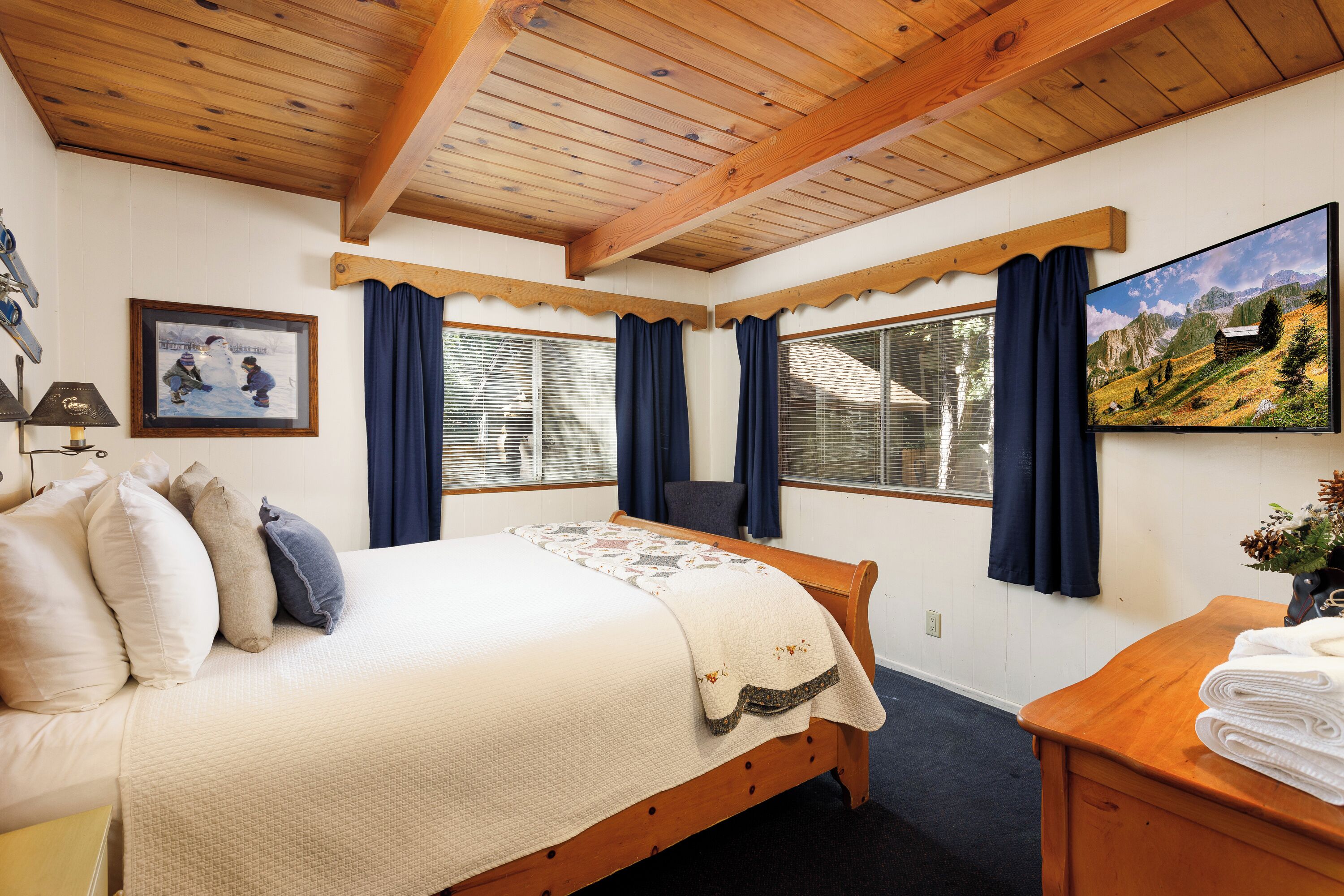 Tabla de planchar con plancha, wifi gratis y ropa de cama 