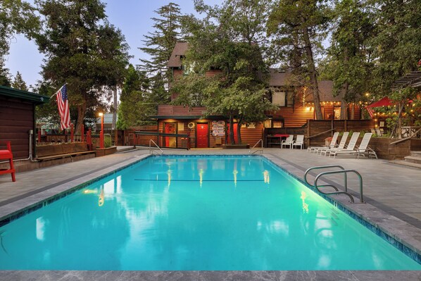 Seasonal outdoor pool, open 9:00 AM to 10:00 PM, pool umbrellas - Arrowhead Pine Rose Cabins (Twin Peaks)