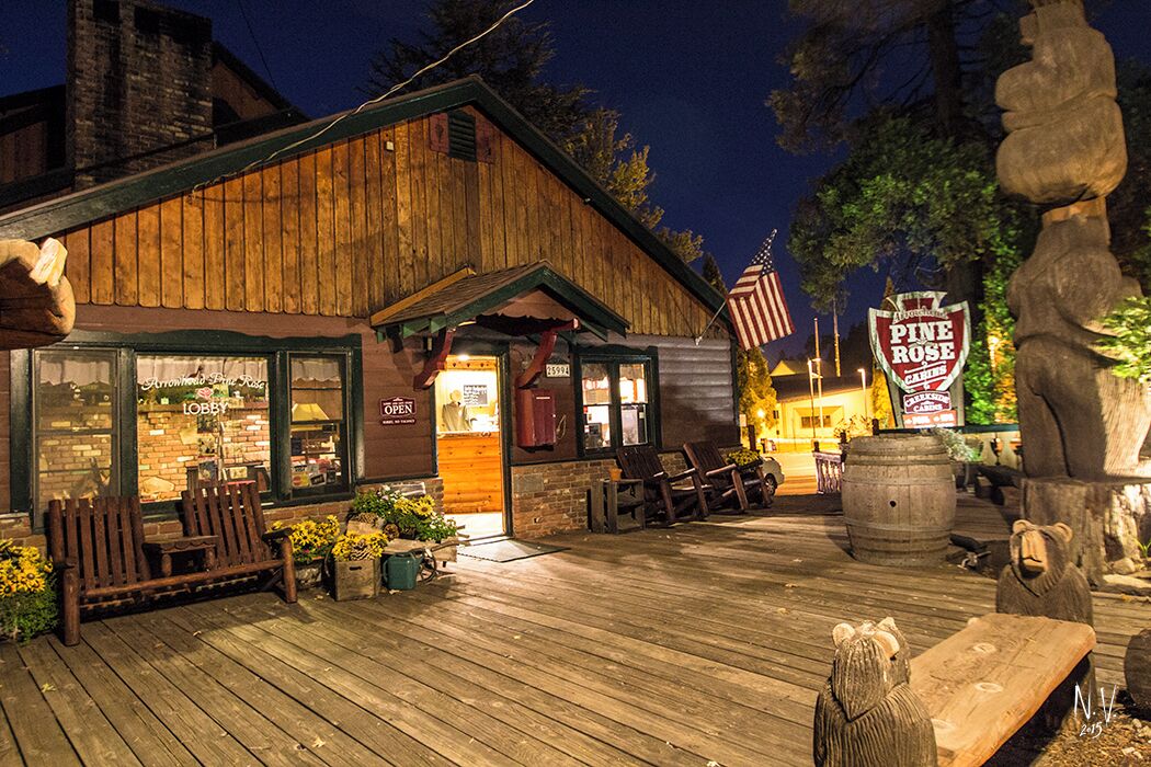 Vista frontal de la propiedad por la tarde o noche