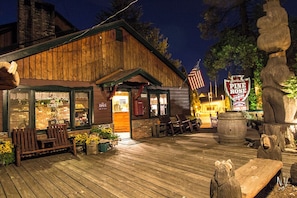 Mặt tiền nơi lưu trú - ban đêm