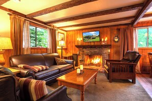 #14 Deer Creek (Non-Pet)  | Living room | 32-inch Smart TV with digital channels, Hulu, DVD player - Arrowhead Pine Rose Cabins (Twin Peaks)