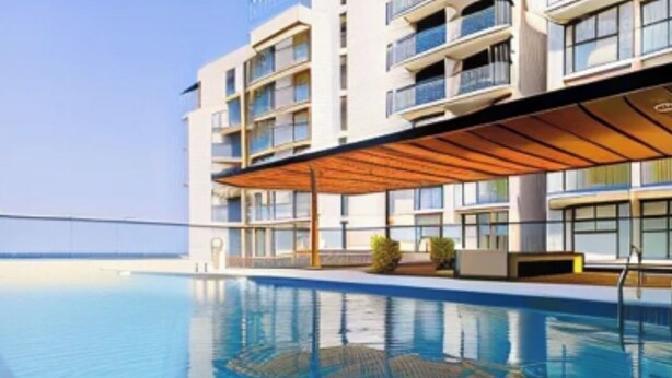 Een modern hotel met een groot zwembad, meerdere balkons en een overdekt terras.
