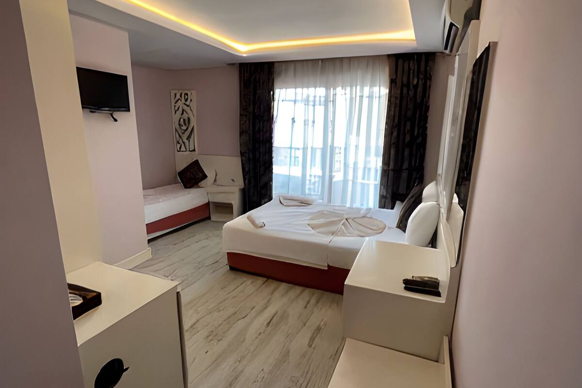 Desk, soundproofing, free WiFi, bed sheets
