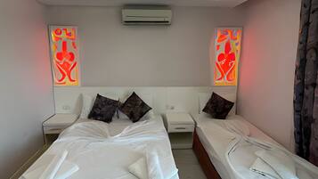 Chambre Deluxe | Salle de bain | Douche, serviettes fournies