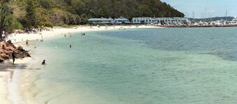 Pantowora Beach Gem. Close to the beach and shops. 