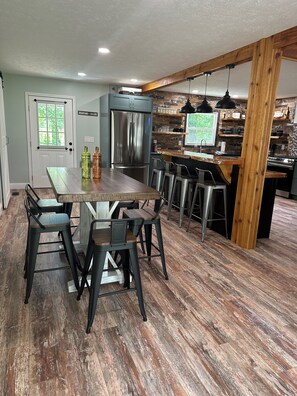 Dining - The Park House sleeps 9 comfortably. Come visit the NRGNP in Wild, Wonderful WV. (Fayetteville)