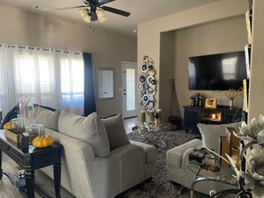 Älytelevisio, videopelejä, kirjoja, tietokoneen näyttö