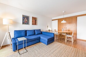 TV - JOIVY Modern flat near Douro River (Porto)