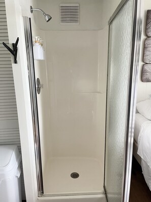 シャワー、ヘアドライヤー、タオル
