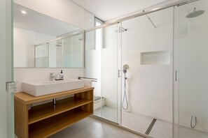 Douche, sèche-cheveux, bidet, serviettes fournies