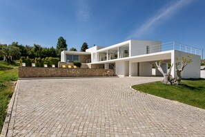 Exterior - JOIVY Exquisite villa w/ Pool & Parking (Alenquer)