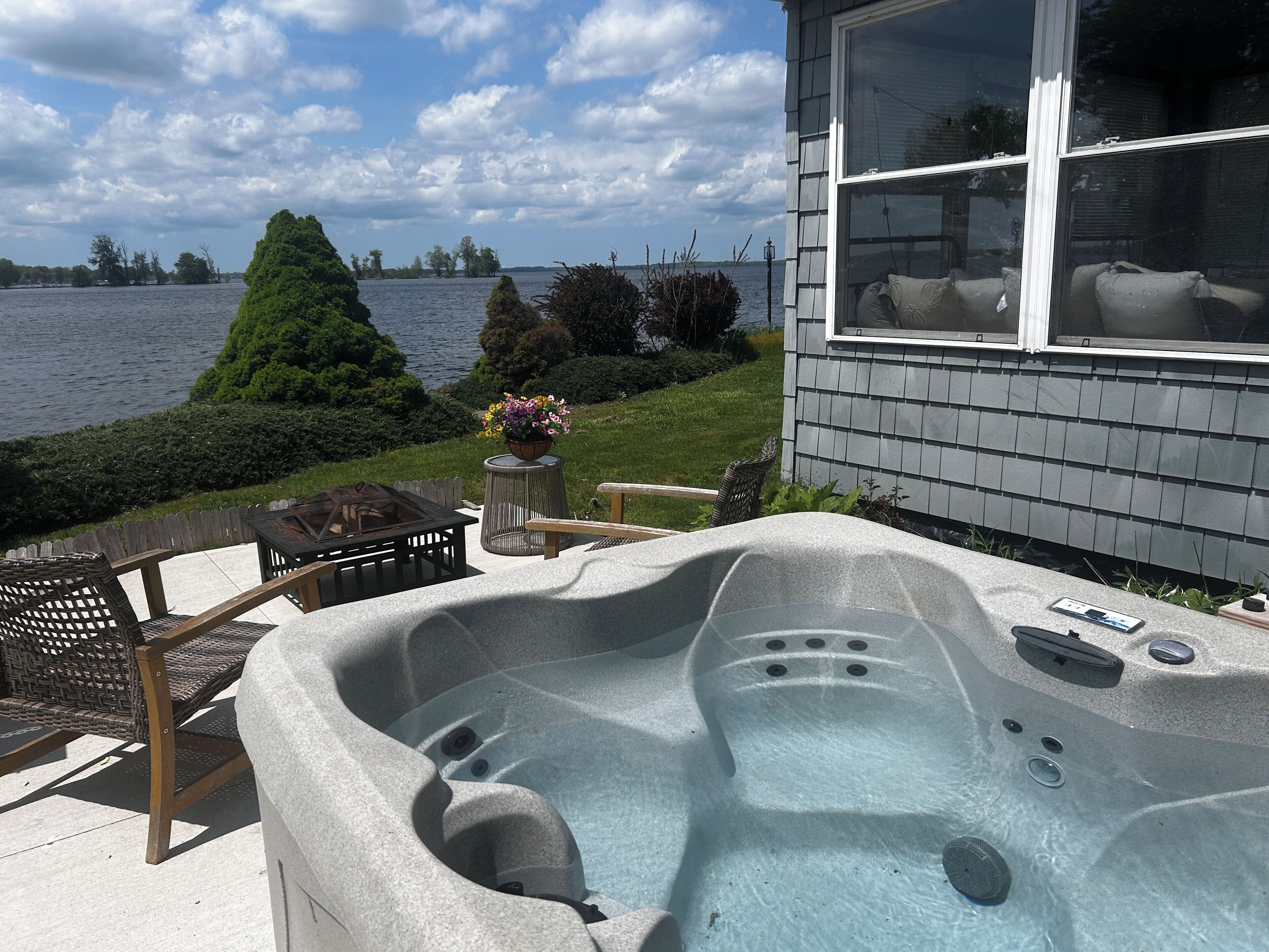 Hot Tub Overlooking the lake!