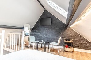 5 bedrooms, desk, WiFi, bed sheets