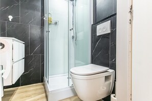 Bruser, miljøvenlige toiletartikler, hårtørrer, håndklæder