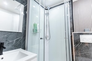 Bruser, miljøvenlige toiletartikler, hårtørrer, håndklæder