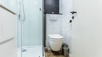 Een douche, een haardroger, handdoeken, zeep