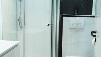 Dusche, Haartrockner, HandtĂŒcher, Seife