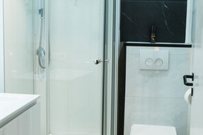 Shower, hair dryer, towels, soap - Creative Corner: Stylish Apt. in Ghent's Heart (Gent)
