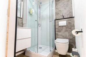 Een douche, een haardroger, handdoeken, zeep