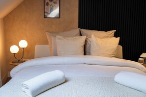 1 bedroom, WiFi, bed sheets - Vibrant Apt.: Chic Urban Retreat in Lively Ghent (Gent)