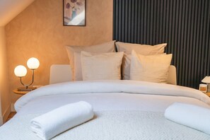 1 bedroom, WiFi, bed sheets - Vibrant Apt.: Chic Urban Retreat in Lively Ghent (Gent)