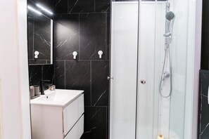 Regadera, secadora de cabello, toallas, jabón 