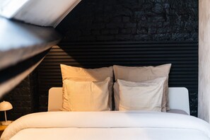 1 bedroom, desk, WiFi, bed sheets