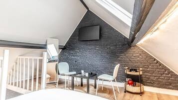 1 bedroom, desk, WiFi, bed sheets