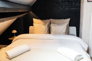 1 bedroom, desk, WiFi, bed sheets