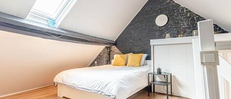 1 bedroom, desk, WiFi, bed sheets