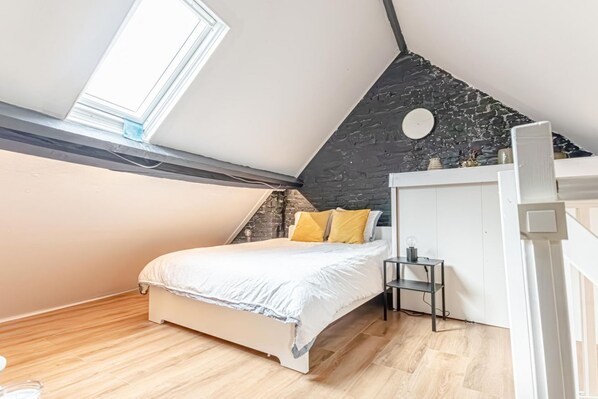 1 bedroom, desk, WiFi, bed sheets