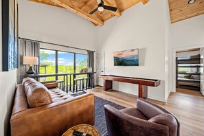 Una Smart TV, una chimenea
