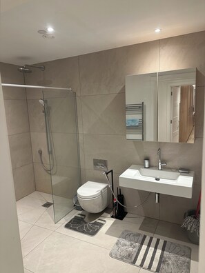 Doccia, bidet, asciugamani, sapone