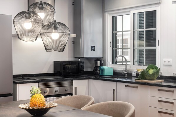 冰箱、微波炉、烤箱、炉灶