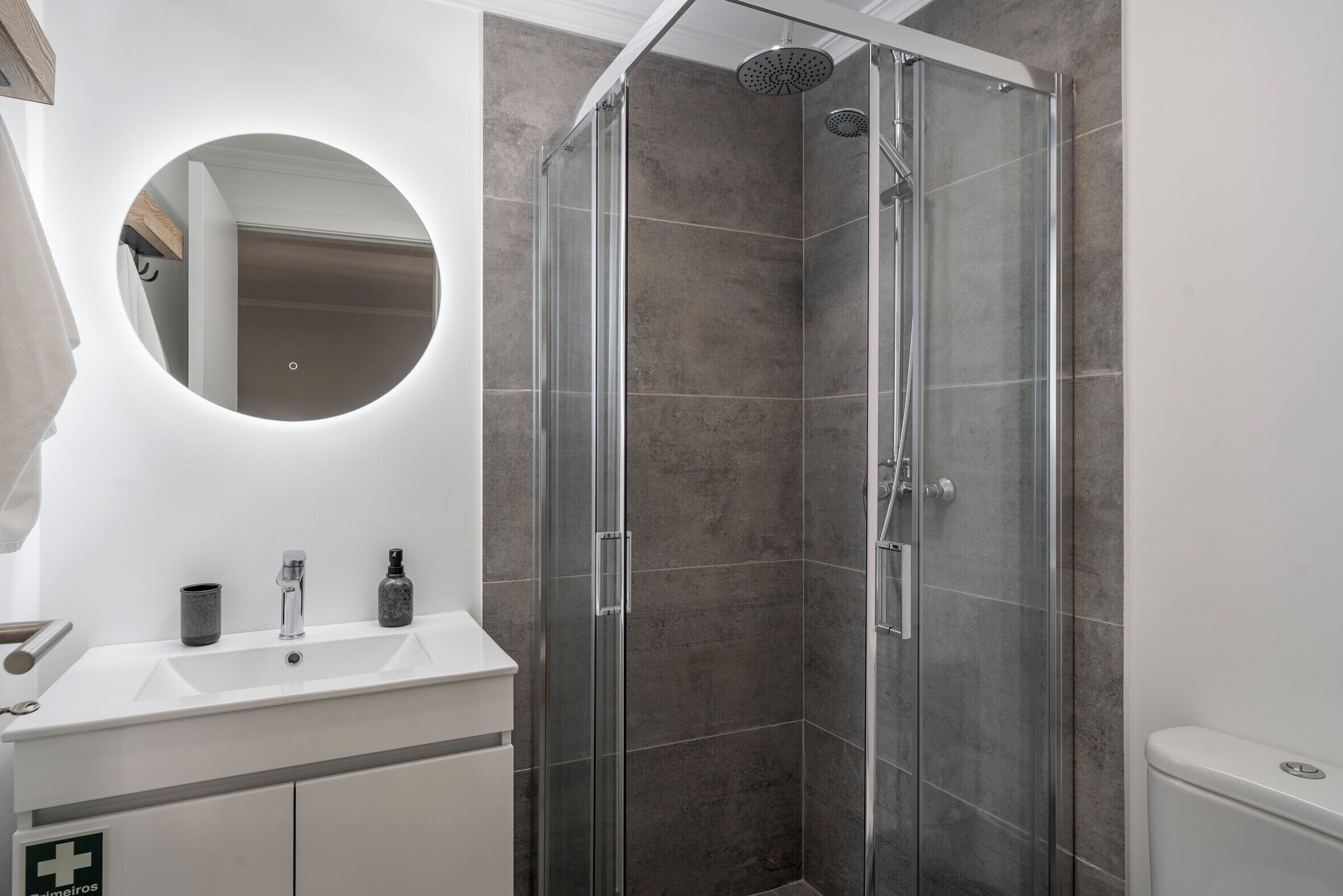 Dusche, Haartrockner, Handtücher