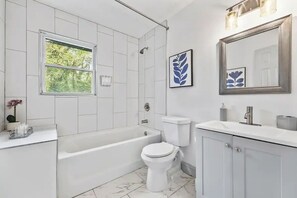 Dusche, Haartrockner, Handtücher, Seife