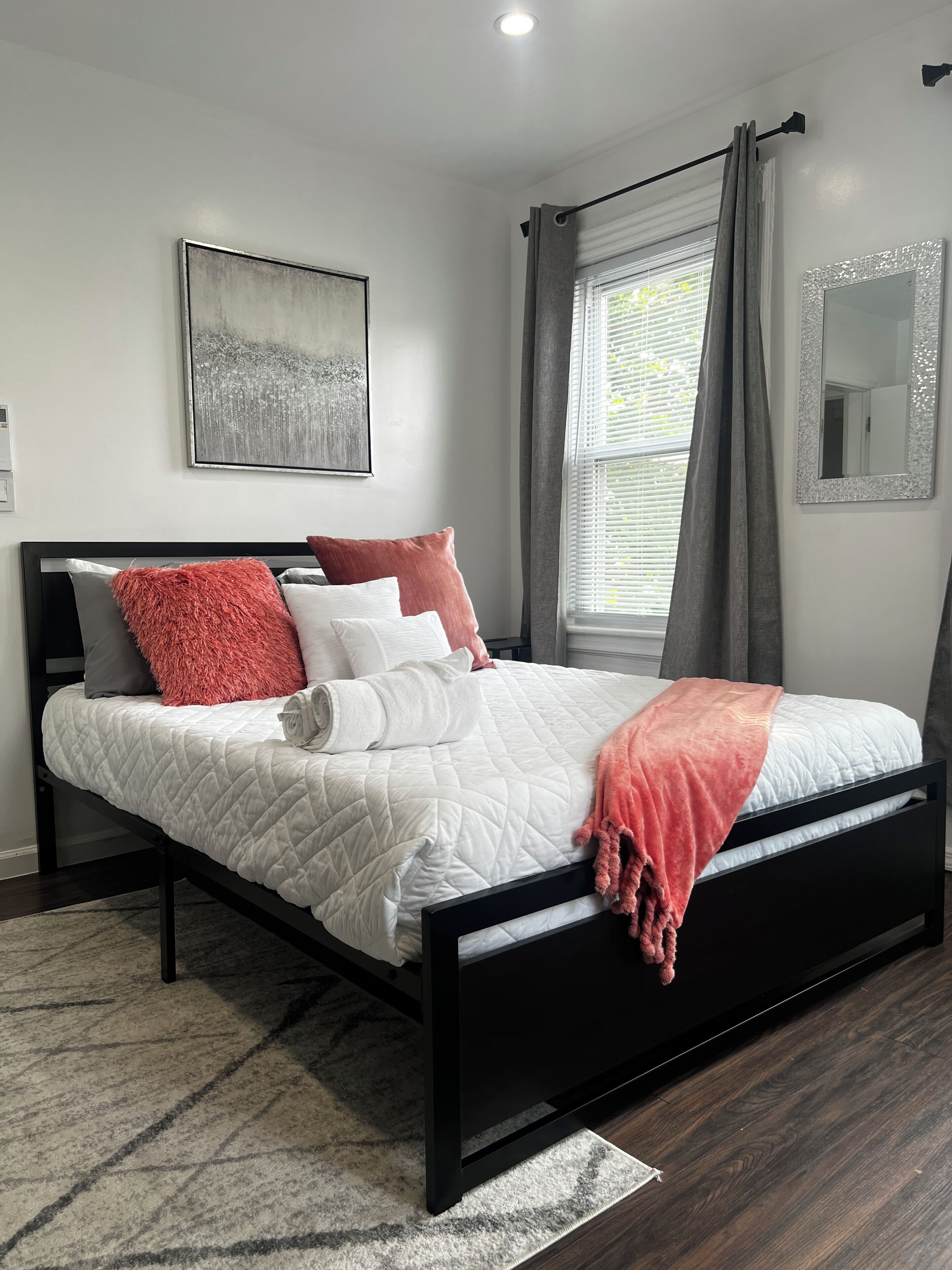 Downtown NewRo Chic Retreat- 3 Bdrm 30 min to NYC