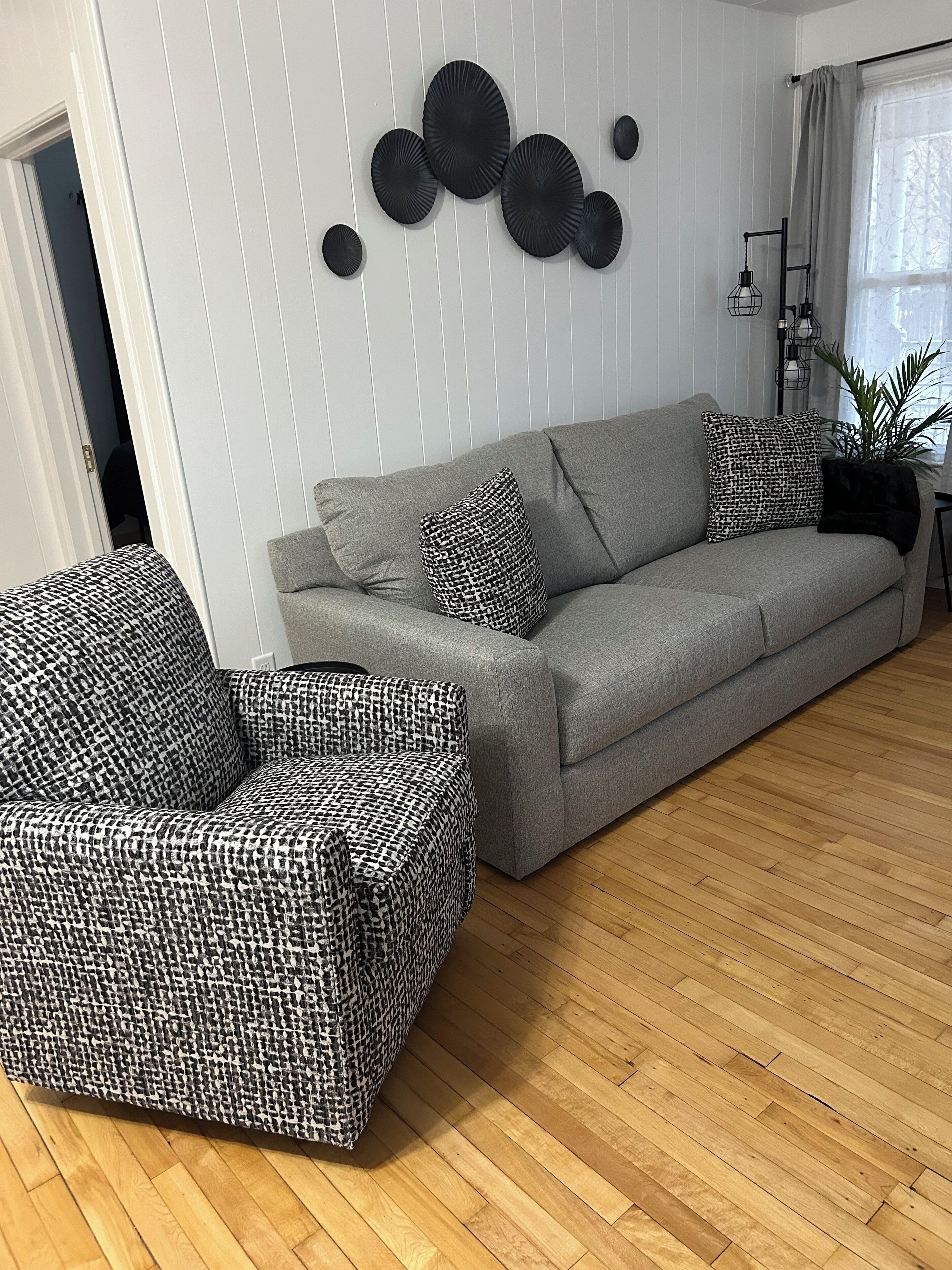 PERFECT NFL DRAFT house for 3 couples! Only 4.3 miles from the Packer Stadium!