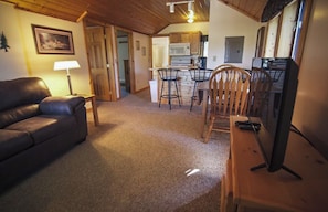 Smart TV - Cozy 2 bedroom cottage with full kitchen minutes from Pictured Rocks Cruises! (Munising)
