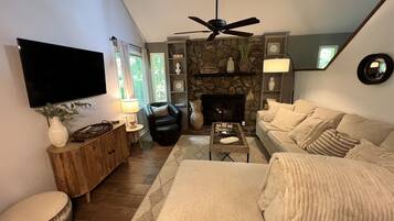 智能电视、壁炉、书