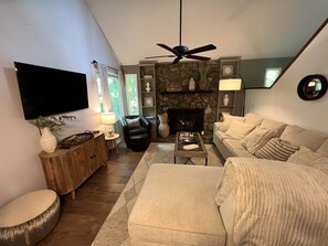 Smart TV, fireplace, books - Jubela’s Helen Overlook (Helen)